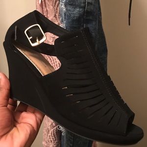 black wedges